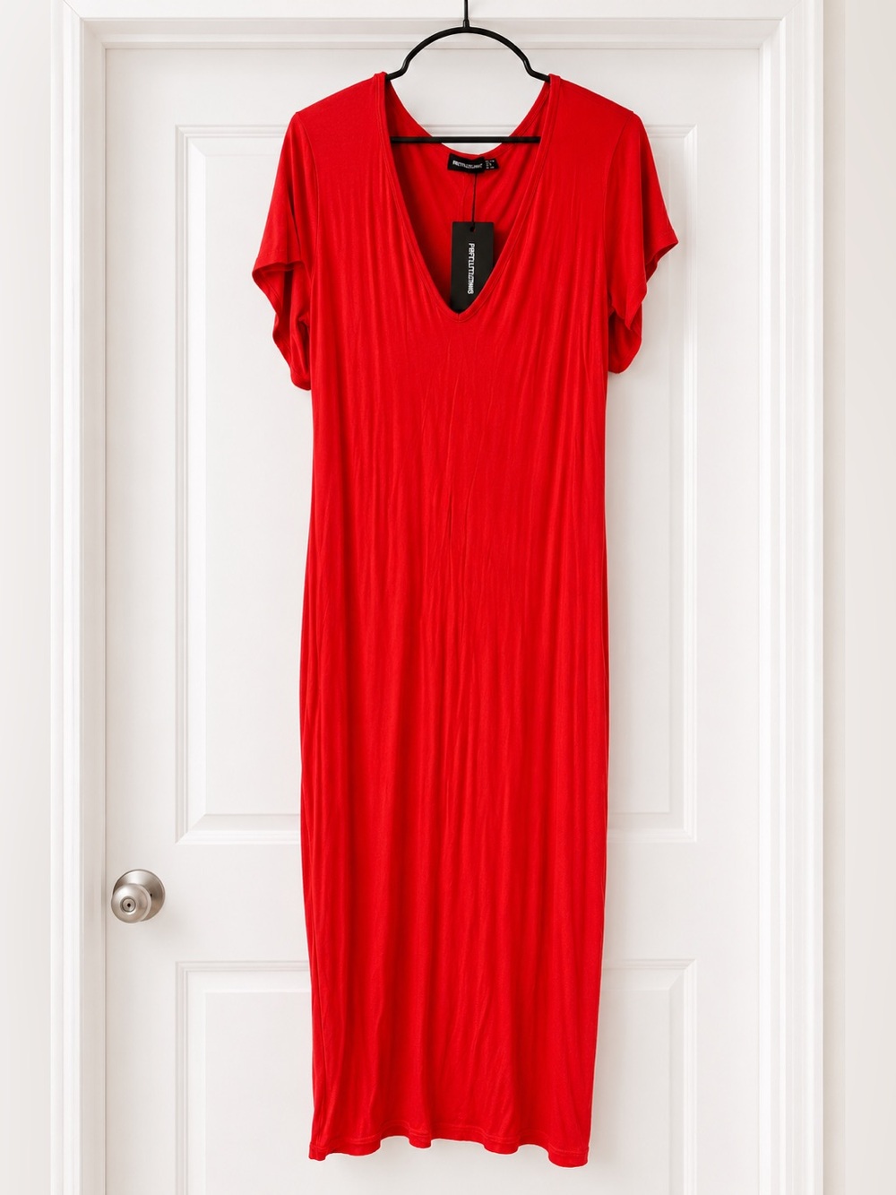 PrettyLittleThing Vibrant Scarlet V-Neck Dress
